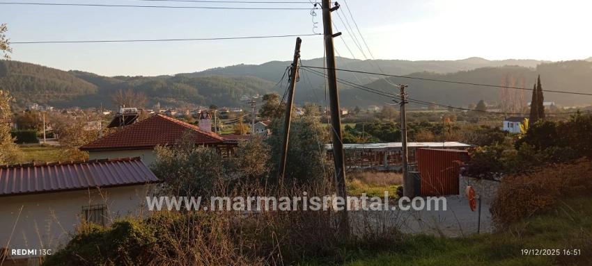 In Akyaka, 8 Km Entfernt, Steht Ein 1186 M² Großes Grundstück Zum Verkauf, Auf Dem Ein Villenprojekt Mit 15 Zimmern Geplant Ist.