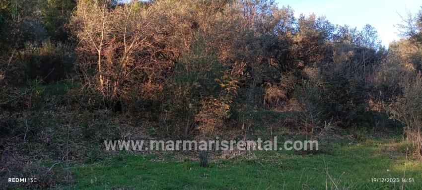 In Akyaka, 8 Km Entfernt, Steht Ein 1186 M² Großes Grundstück Zum Verkauf, Auf Dem Ein Villenprojekt Mit 15 Zimmern Geplant Ist.
