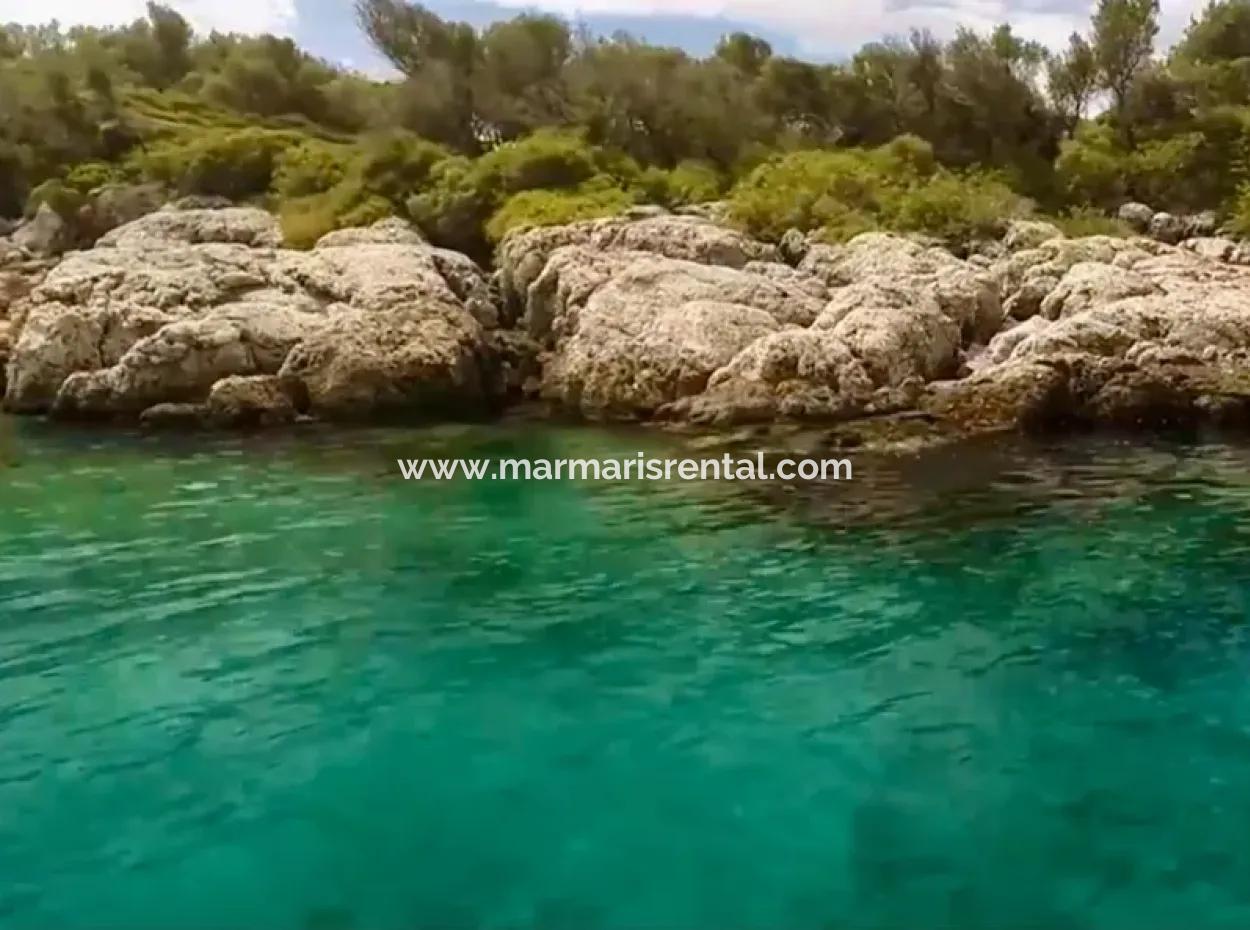 Die Zum Verkauf Stehende Insel Im Golf Von Gökova Im Bezirk Marmaris Hat Eine Grundstücksfläche Von 365000M2 Und Es Befindet Sich Ein Eingetragenes Haus Darin.