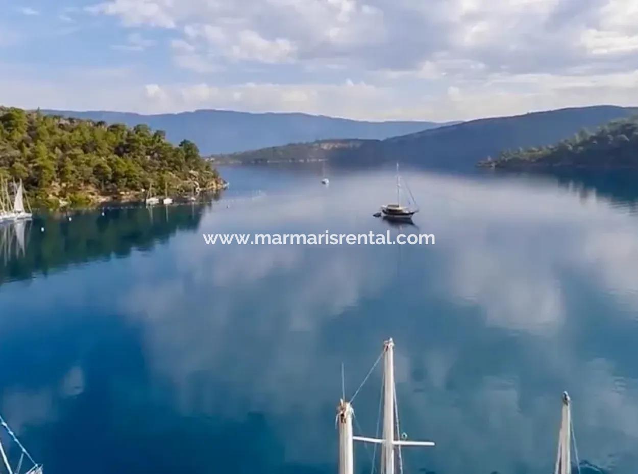 Die Zum Verkauf Stehende Insel Im Golf Von Gökova Im Bezirk Marmaris Hat Eine Grundstücksfläche Von 365000M2 Und Es Befindet Sich Ein Eingetragenes Haus Darin.