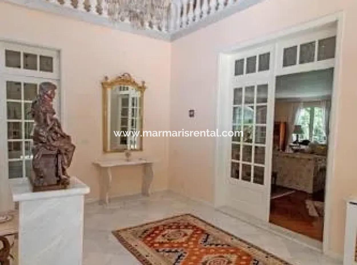 In Einer Entfernung Von 10 Km Vom Zentrum Von Marmaris, Gebaut Mit Französischer Architektur Bauernhaus Ist Zum Verkauf.