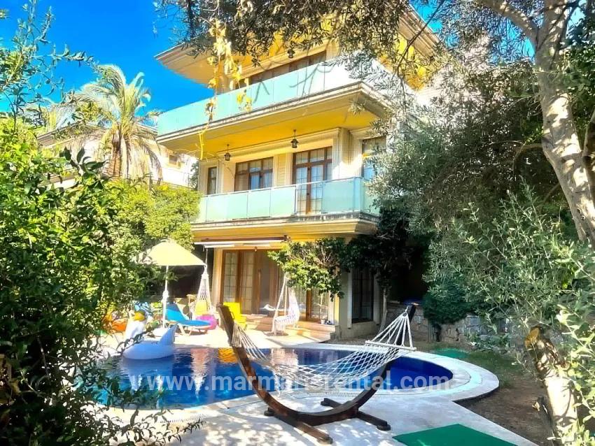 Для продажи Семейный дом 4+2 в Armutalan Marmaris - 970 m²