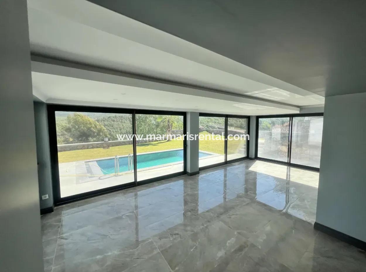 Muhteşem Doğa Manzaralı Müstakil Bahçeli Otoparklı Yüzme Havuzu Mevcut 3 Oda 4 Banyo Ultra Lüks Satılık Villa 500M2 Arsa İçerisinde 3 Katlı