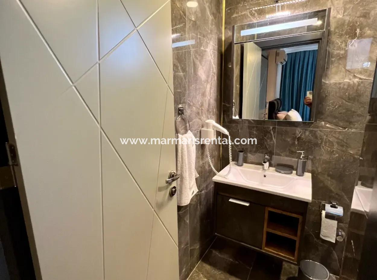 Marmaris Çetibeli,Nde 780M2 Arsa İçerisinde 3 Adet Yüzme Havuzu Ve Çocuk Havuzu Ve Bakıcı Evi Mevcut  Satılık Villa