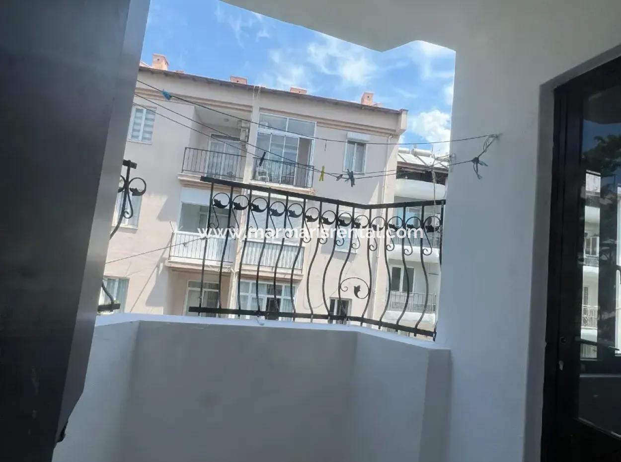 Marmaris Merkezde 2 Oda1 Salon Kapalı Mutfak Arakat Satılık Daire 110 M2 Denize Yakın