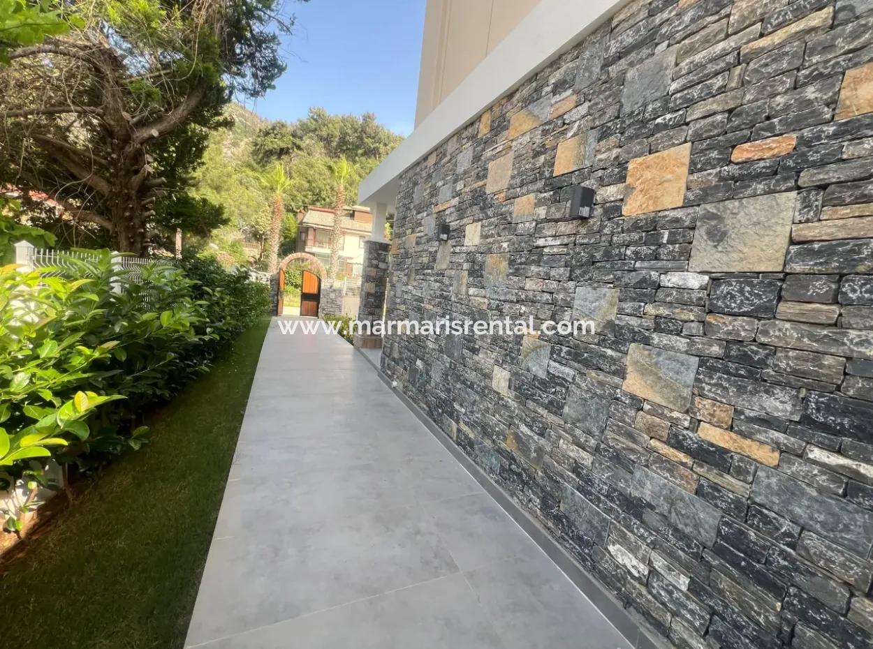 Marmaris İlçesi İçmeler Mahallesinde Orman Manzaralı Tam Müstakil 450M2 Arsa İçerisinde Yüzme Havuzlu 4 Oda 4 Banyo 240M2 Satılık Ultra Lüks Villa