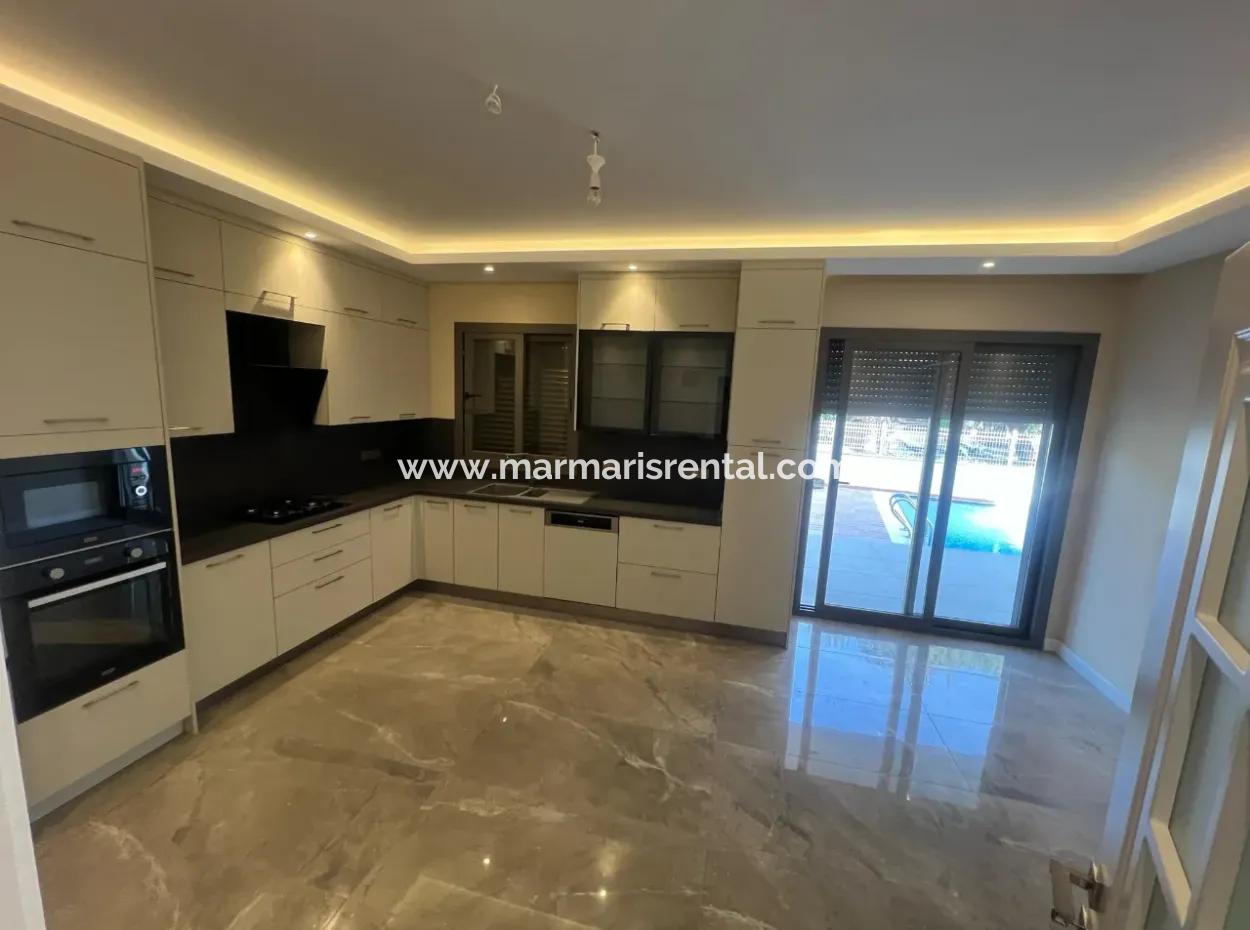 Marmaris İlçesi İçmeler Mahallesinde Orman Manzaralı Tam Müstakil 450M2 Arsa İçerisinde Yüzme Havuzlu 4 Oda 4 Banyo 240M2 Satılık Ultra Lüks Villa