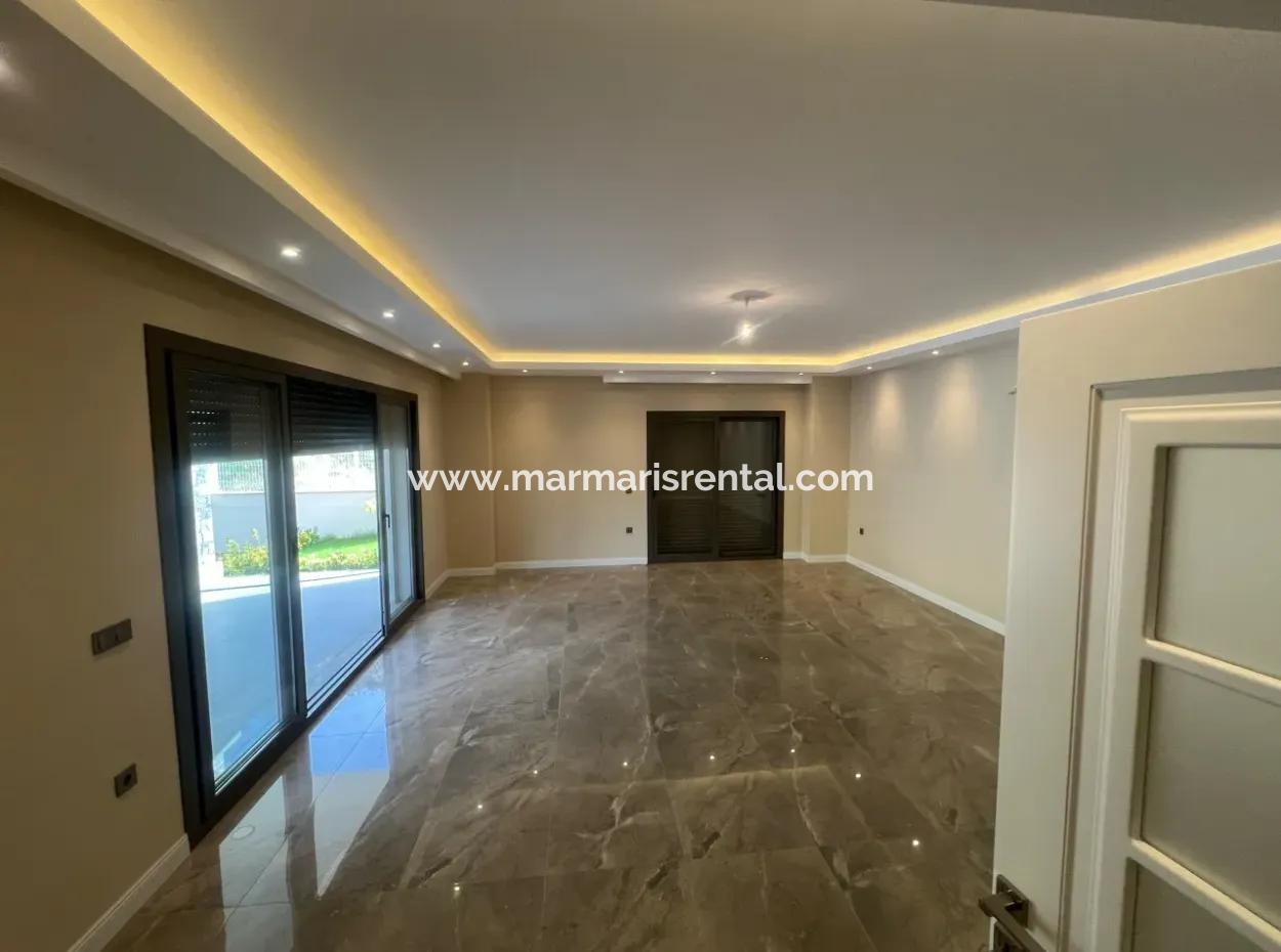Marmaris İlçesi İçmeler Mahallesinde Orman Manzaralı Tam Müstakil 450M2 Arsa İçerisinde Yüzme Havuzlu 4 Oda 4 Banyo 240M2 Satılık Ultra Lüks Villa