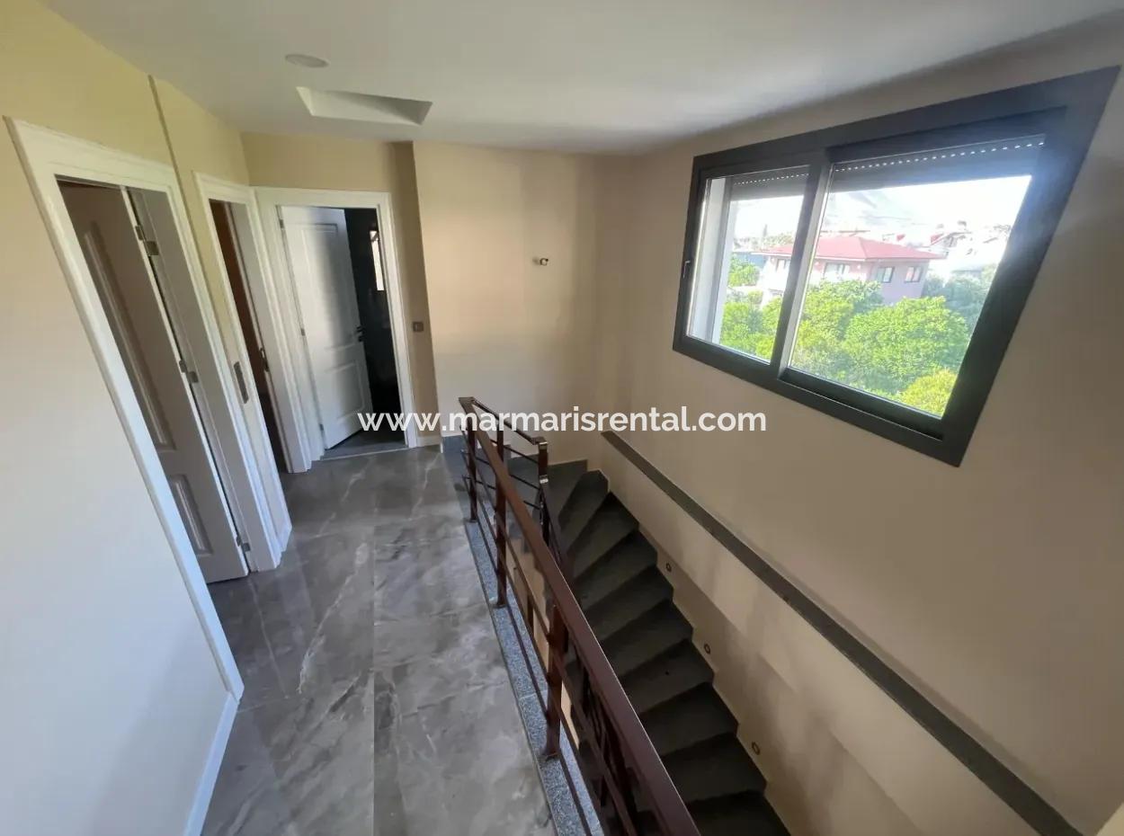 Marmaris İlçesi İçmeler Mahallesi Denize Yakın Müstakil Yüzme Havuzlu Yeni Bina 350M2 Arsa İçerisinde 3 Oda 1 Salon 3 Banyo 200M2  Ultra Lüks Satılık Villa