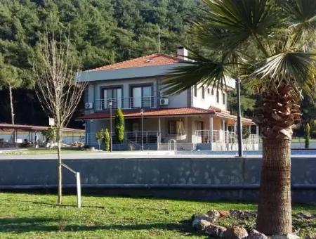 Marmaris İçinde 7000M2 Arsa Üzerine Kurulu 8 Oda Çiftlik Evi Havuz Mevcut