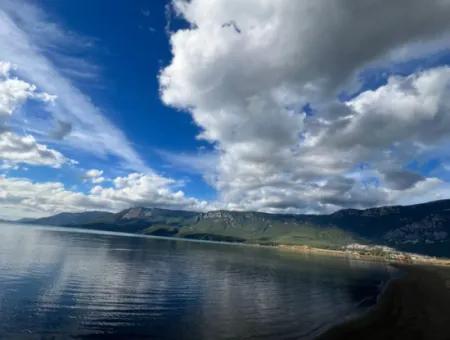 Muğla İli Ula İlçesi Gökçe Mahallesinde Orman Manzaralı Denize 2 Km Mesafede Yüzme Havuzlu Satılık Lüks Daire